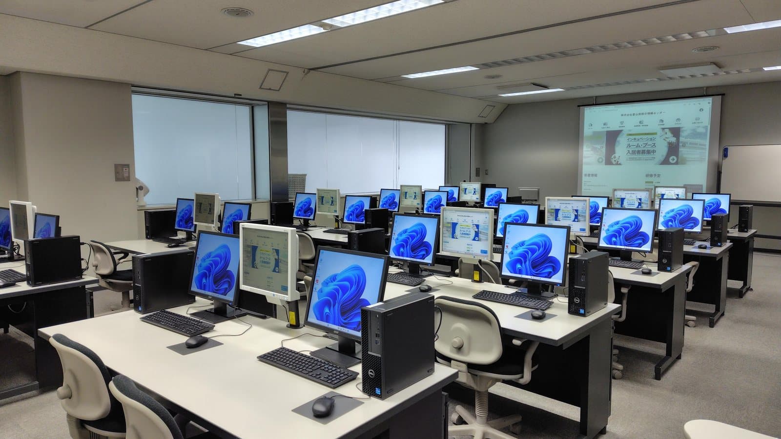 富山県総合情報センター(情報ビル) 2階 専門研修室の様子