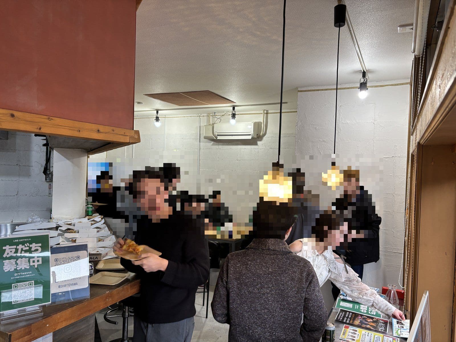 Ship Toyama の店内に人が集まっている様子