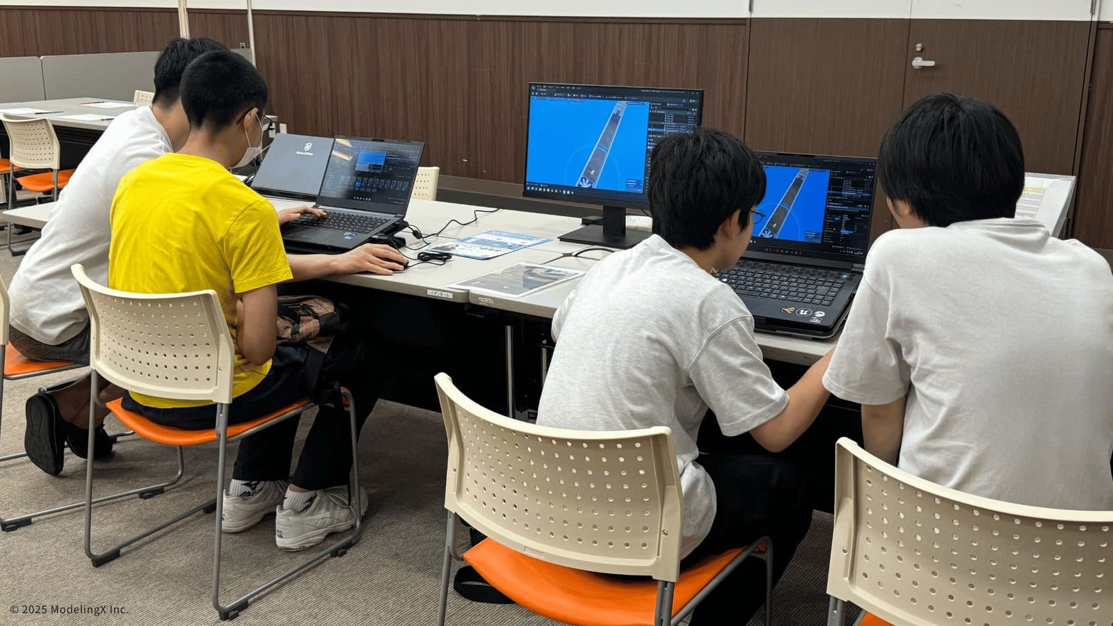 パソコンで開発を学ぶ受講生